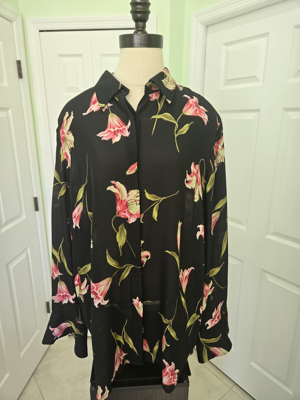Jones New York 100% Silk Lily Floral Black Button-Down Shirt with Pink 2X